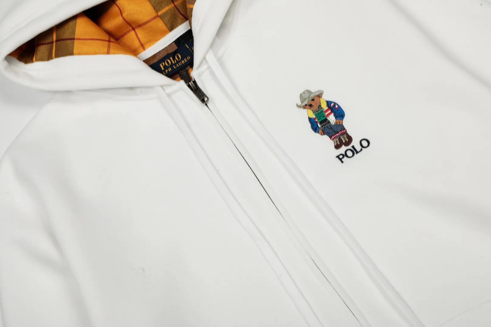 P290 Top Quality" Style Number: 8102# [Ralph Lauren Bear Full Zipper Hooded Autumn and Winter Jacket for Men and Women] ✅Ralph Lauren Simple Color Embroidered Bear Basic Classic Zipper Hooded Jacket ✅370g double-sided cotton heavy fabric Fabric texture version YYDS~ ✅Customized zipper Pure cotton hood rope Full body four-needle six-thread top-stitch design Quality restoration ✅Contrast color yarn-dyed plaid inside Add a little more color without losing the simple and basic style ✅The upper body is simple and easy to match, a must-have for ootd, a versatile style, recommended for couples to wear when traveling~ Size: S-XL Color: White Gray Navy